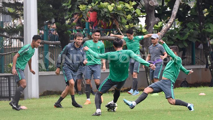 Para penggawa Timnas Indonesia U-19 tampak merepotkan kiper Bahrain, Yusuf Ahmed. Copyright: Â© Herry Ibrahim/INDOSPORT