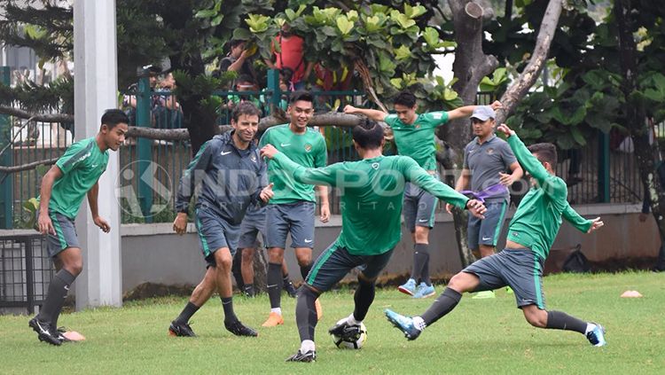 Situasi latihan Timnas Indonesia U-23 jelang mempersiapkan diri menuju ajang Anniversary Cup 2018. Copyright: © Herry Ibrahim/INDOSPORT