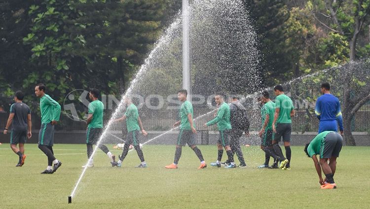 Situasi latihan Timnas Indonesia U-23 jelang mempersiapkan diri menuju ajang Anniversary Cup 2018. Herry Ibrahim Copyright: © Herry Ibrahim/INDOSPORT