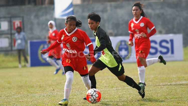 Situasi pertandingan tim sepakbola wanita di Kartini Cup 2018. Copyright: © Zainal Hasan/INDOSPORT