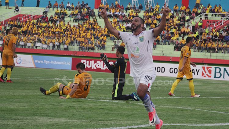 Aksi selebrasi pemain Persela Lamongan setelah Diego Assis cetak gol ke gawang Bhayangkara FC. Copyright: Â© Fitra Herdian/INDOSPORT