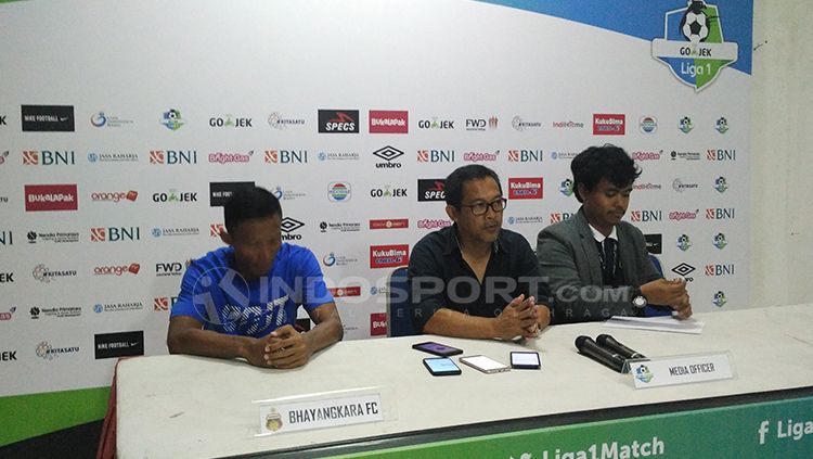 Jumpa pers Aji Santoso usai laga. Copyright: © Fitra Herdian/INDOSPORT