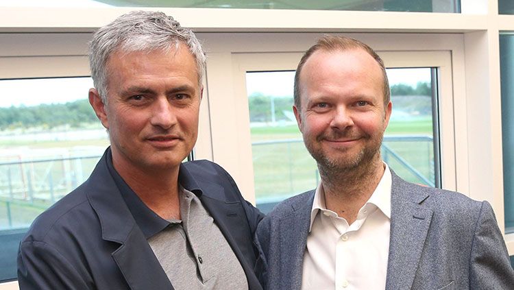 Mourinho (Kiri) bersama ahli transfer Manchester United, Ed Woodward (Kanan). Copyright: © Getty Images