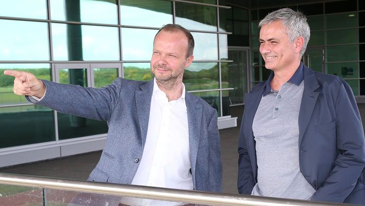 Ed Woodward (Kiri), Mourinho (Kanan) Copyright: © Getty Images