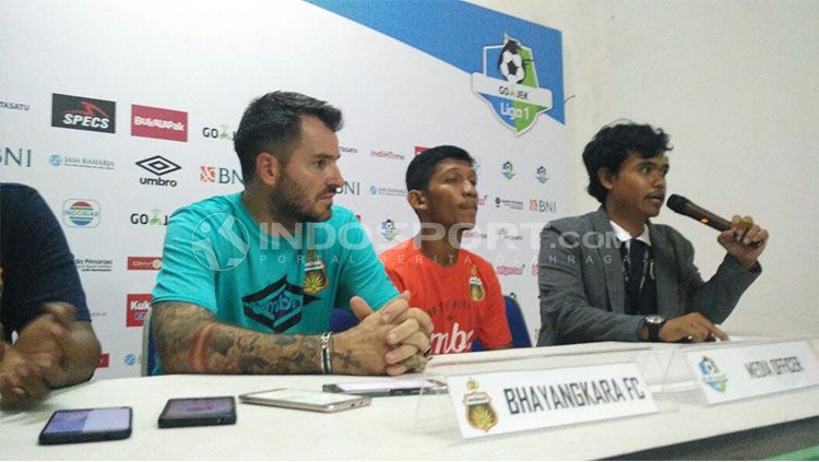 Simon McMenemy saat Konfrensi Pers Copyright: © INDOSPORT/Fitra Herdian