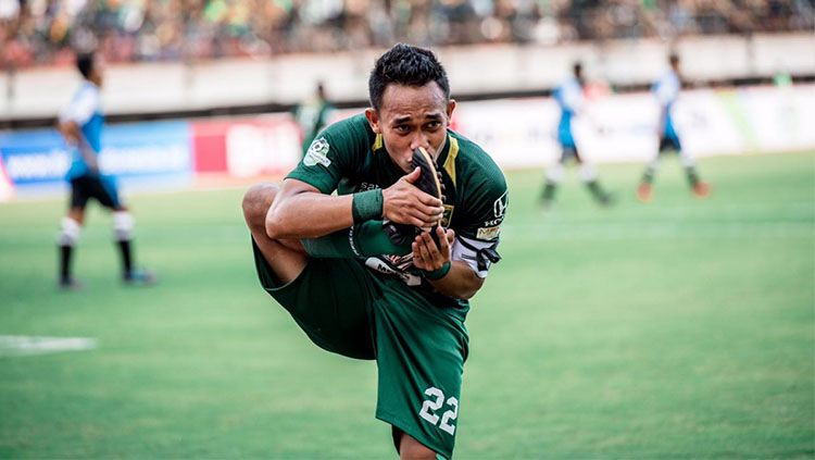 Abu 'Rodeg' Rizal saat ditandu tim medis. Copyright: Â© Media Persebaya