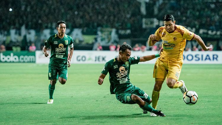 Duel Abu 'Rodeg' Rizal dengan Esteban Vizcarra Copyright: © Media Persebaya