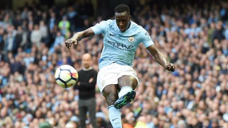 Benjamin Mendy saat menandatangani kontrak bersama Manchester City. Copyright: Â© TwitterManchester CityVerified account @ManCity