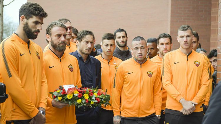 AS Roma berkunjung ke situs peringatan tragedi Hillsborough. Copyright: © Twitter/AS Roma