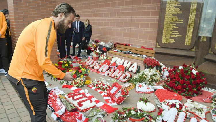 AS Roma berkunjung ke situs peringatan tragedi Hillsborough. Copyright: © Twitter/AS Roma