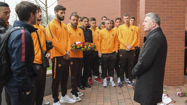 AS Roma berkunjung ke situs peringatan tragedi Hillsborough. Copyright: © Twitter/AS Roma