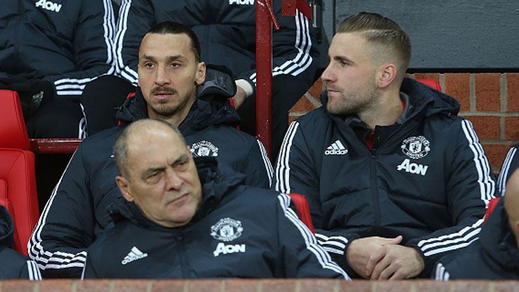 Zlatan Ibrahimovic (kiri) saat masih di Man United 2017/18 ini lebih sering duduk di bangku cadangan. Copyright: © Getty Image