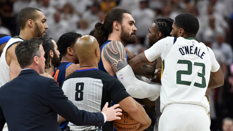 Steven Adams dan Jae Crowder sempat ribut di laga Thunder vs Jazz. Copyright: © Getty Image