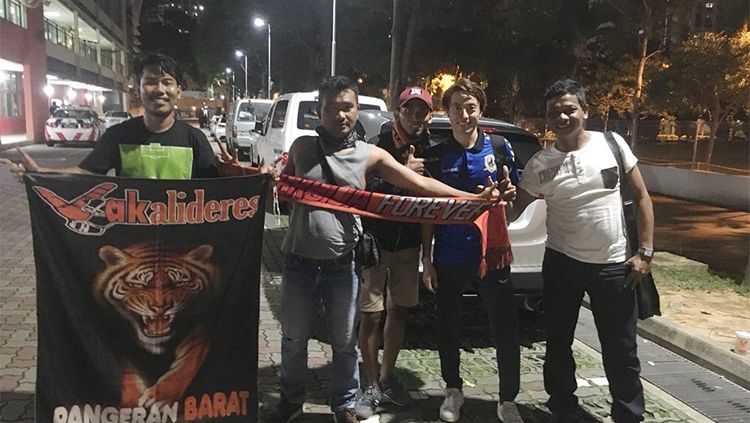 Jakmania saat berfoto dengan pemain Tampines Rovers Copyright: © Twitter/@matts_mo