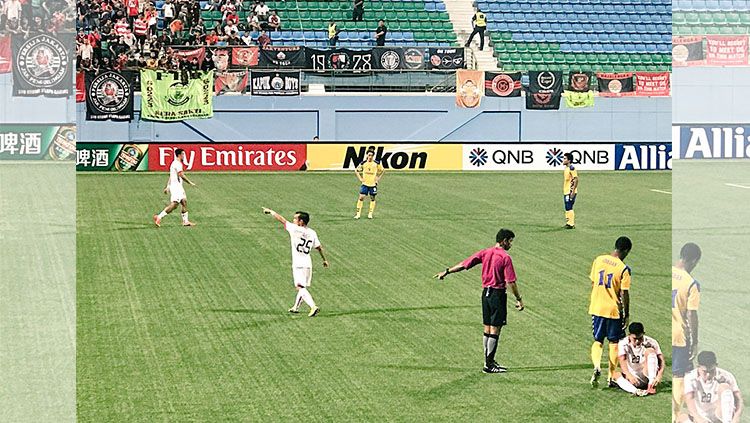 Riko Simanjuntak saat menguasai bola dan diganggu pemain Borneo FC. Copyright: Â© INDOSPORT/Herry Ibrahim