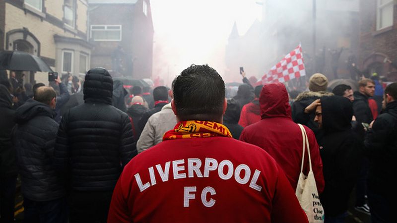Fans Liverpool saat menuju Anfield. Copyright: © Getty Image