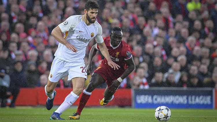 Federico Fazio (kiri) berjibaku menghadapi Sadio Mane. Copyright: © AS Roma