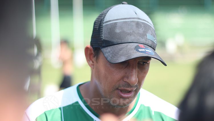Pelatih Persebaya Surabaya, Angel Alfredo Vera. Copyright: © Fitra Herdian/INDOSPORT