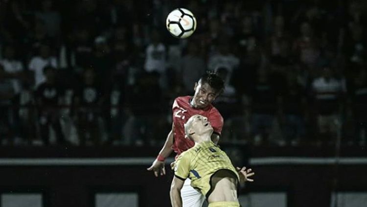 Duel udara pemain Bali United vs Global Cebu. Copyright: © Bali United