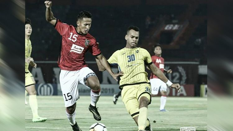 Pemain Global Cebu berusaha menggagalkan aksi pemain Bali United. Copyright: © Bali United