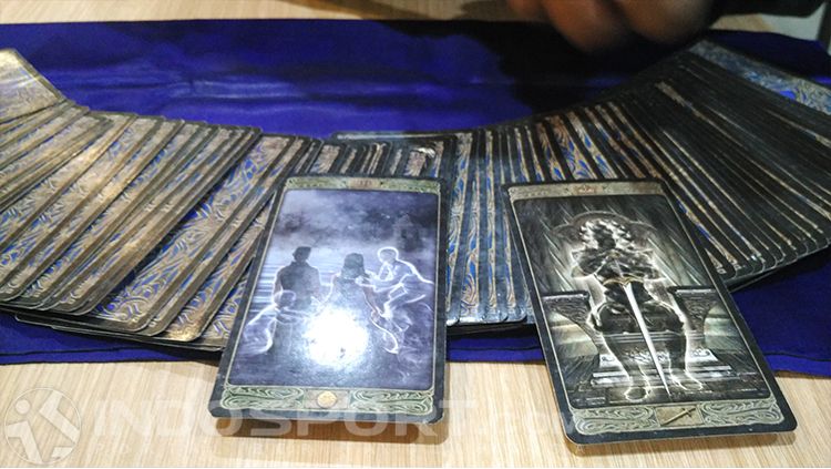 Ahli Tarot prediksi laga Bayern Munchen vs Real Madrid. Copyright: © INDOSPORT/Fitra Herdian