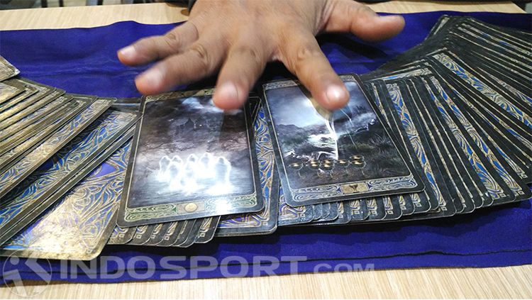 Ahli Tarot prediksi laga Bayern Munchen vs Real Madrid. Copyright: © INDOSPORT/Fitra Herdian