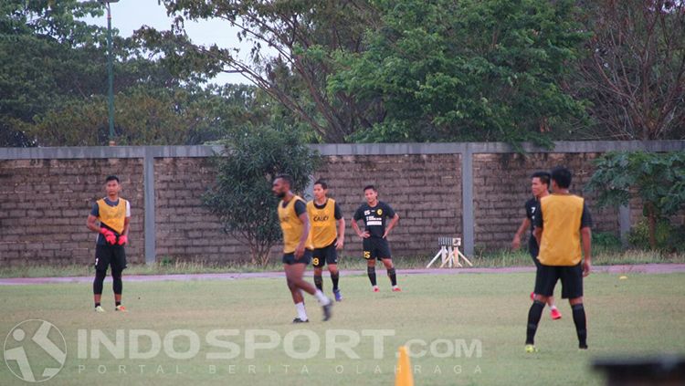 Samuel Simanjuntak (hitam). Copyright: © INDOSPORT/Muhammad Effendi