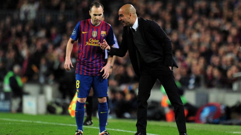 Pep Guardiola dan Andres Iniesta. Copyright: © Getty Images