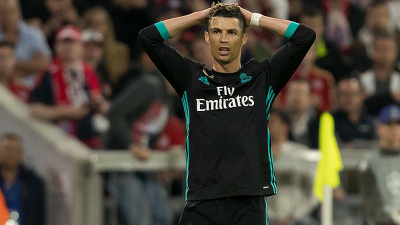 Cristiano Ronaldo tampak kecewa akan performanya. Copyright: © INDOSPORT