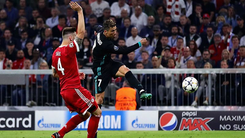 Cristiano Ronaldo tampak kecewa akan performanya. Copyright: © INDOSPORT