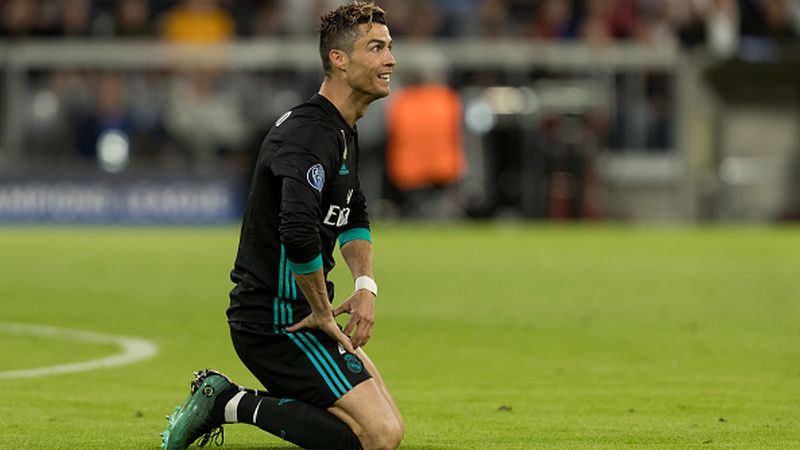 Cristiano Ronaldo tampak kecewa akan performanya. Copyright: © INDOSPORT