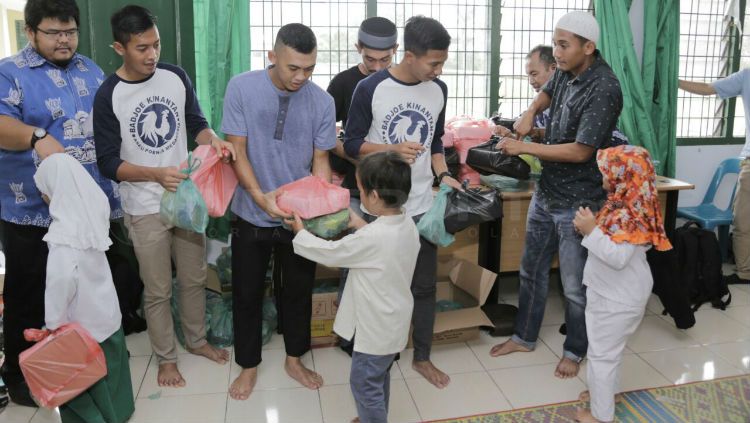 PSMS Medan kunjungi Panti Asuhan Copyright: Â© Kesuma Ramadhan/INDOSPORT
