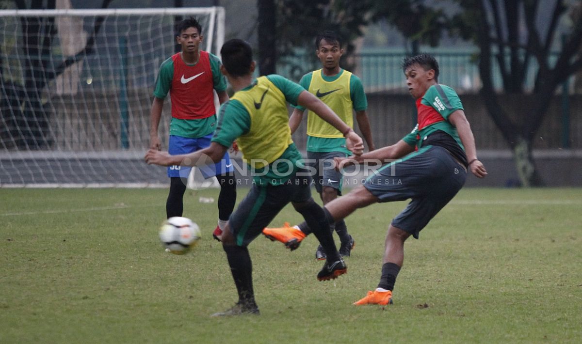 Suasana latihan Timnas Indonesia U-23. Copyright: © Herry Ibrahim/INDOSPORT.COM