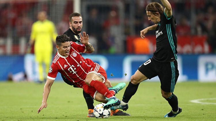 James Rodriguez, berusaha berebut bola dengan Luka Modric. Copyright: © Getty Images