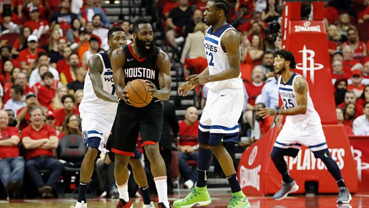 James Harden (Houston Rockets) mendapat kepungan dari pemain Minnesota Timberwolves. Copyright: © Getty Images