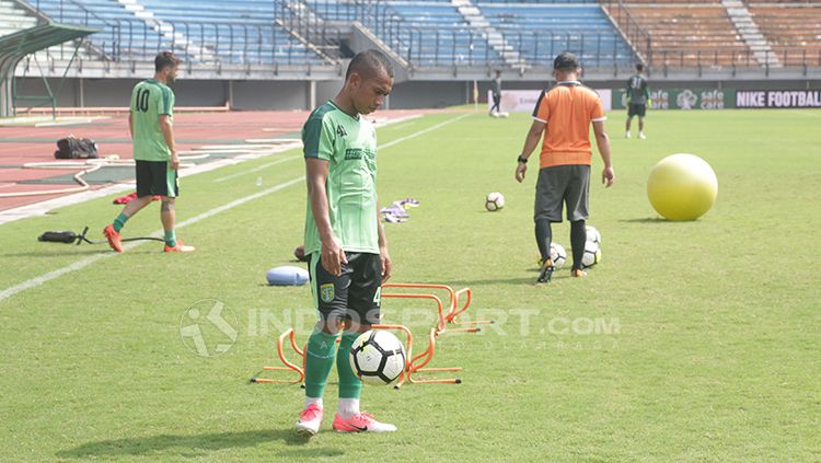 Irfan Jaya sudah mulai ikut latihan. Copyright: © Fitra Herdian/INDOSPORT