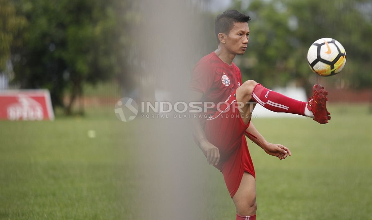 Ismed Sofyan mengontrol bola. Herry Ibrahim. Copyright: © Herry Ibrahim/INDOSPORT