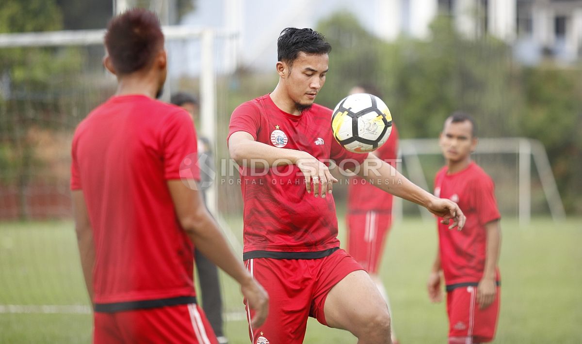 Gunawan Dwi Cahyo melakukan jugling bola. Herry Ibrahim Copyright: © Herry Ibrahim/INDOSPORT