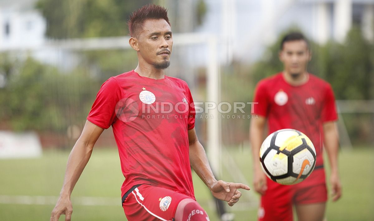 Bek gaek Persija, Maman Abdurahman, melakukan jugling di sela-sela latihan. Foto: Herry Ibrahim/INDOSPORT Copyright: © Herry Ibrahim/INDOSPORT