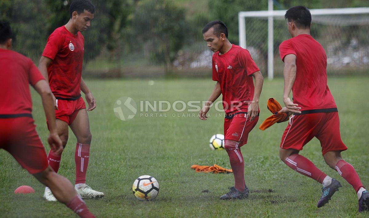 'Kucing-kucingan' merupakan salah satu menu latihan hari ini yang dilakukan beberapa kelompok pemain. Herry Ibrahim. Copyright: © Herry Ibrahim/INDOSPORT