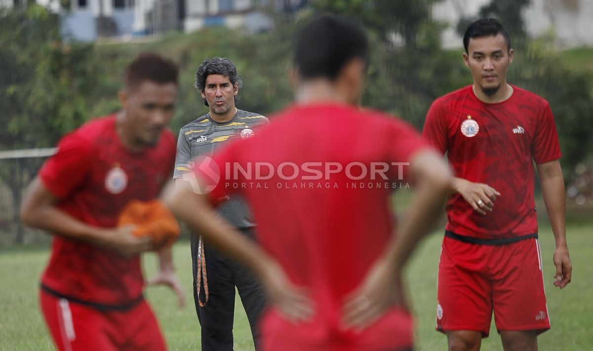 Pelatih Teco sedang mengamati para pemainya berlatih. Herry Ibrahim. Copyright: © Herry Ibrahim/INDOSPORT