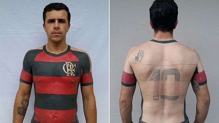 Mauricio menato tubuhnya menjadi jersey Flamengo. Copyright: © Verminosos por Futebol