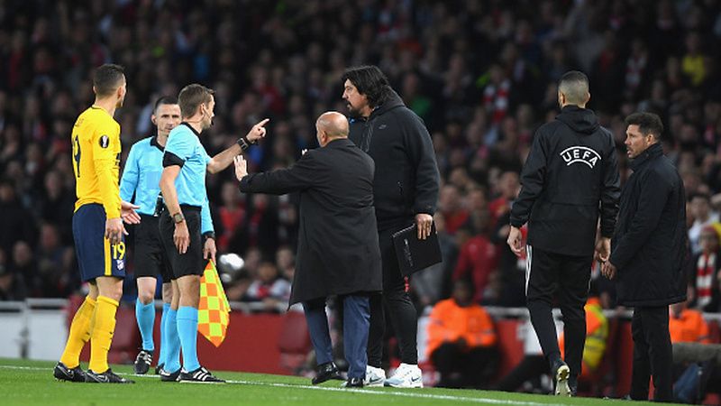 Diego Simeone diusir oleh wasit lapangan. Copyright: © Getty Images