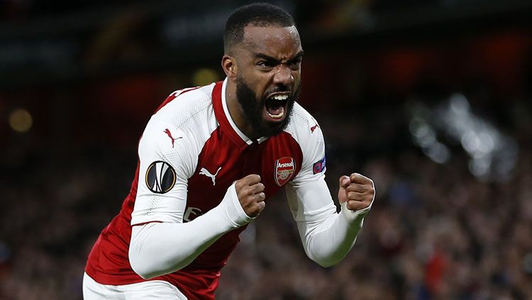 Alexandre Lacazette laris manis. Bomber Arsenal itu saat ini kabarnya tengah menjadi rebutan 3 klub besar Eropa yang berminat mendatangkan dirinya. Copyright: © Arsenal