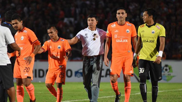 Ardhi Tjahjoko (naju putih) bersama pemain Persija. Copyright: © Persija.id