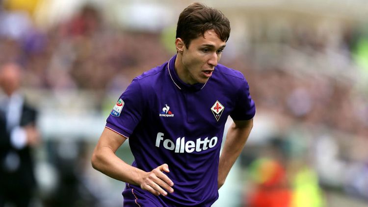 Fiorentina menawarkan kontrak baru plus kenaikan gaji pada Federico Chiesa yang saat ini tengah menjadi buruan Juventus. Copyright: © 90min