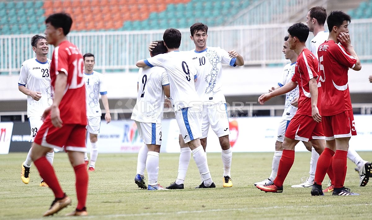 Selebrasi para pemain Uzbekistan usai mencetak gol ke gawang Korut. Copyright: © Herry Ibrahim/INDOSPORT