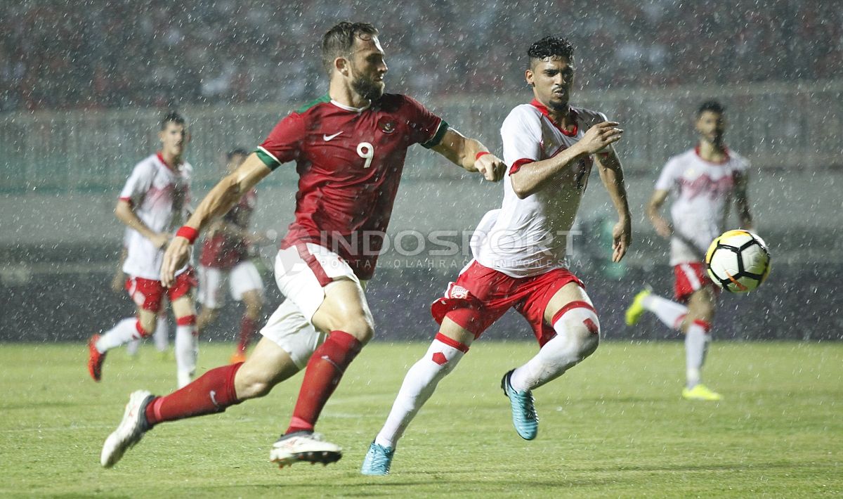 Lerby Eliandri tampak berebut bola dengan pemain Bahrain. Copyright: Â© Herry Ibrahim/INDOSPORT