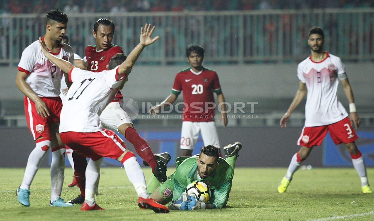 Para penggawa Timnas Indonesia U-19 tampak merepotkan kiper Bahrain, Yusuf Ahmed. Copyright: © Herry Ibrahim/INDOSPORT