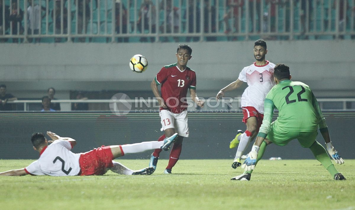 Febri Haryadi dalam penjagaan ketat pemain Bahrain. Copyright: © Herry Ibrahim/INDOSPORT